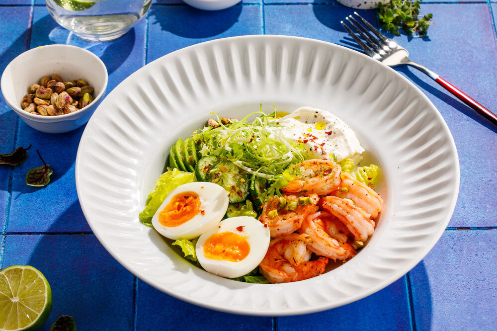 Green breakfast with shrimp and stracciatella