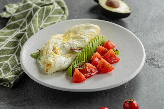 Scramble with tomatoes and avocado