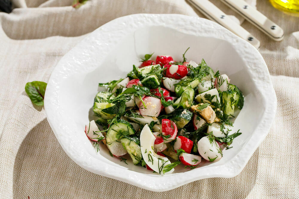 Salad from the garden with sour cream