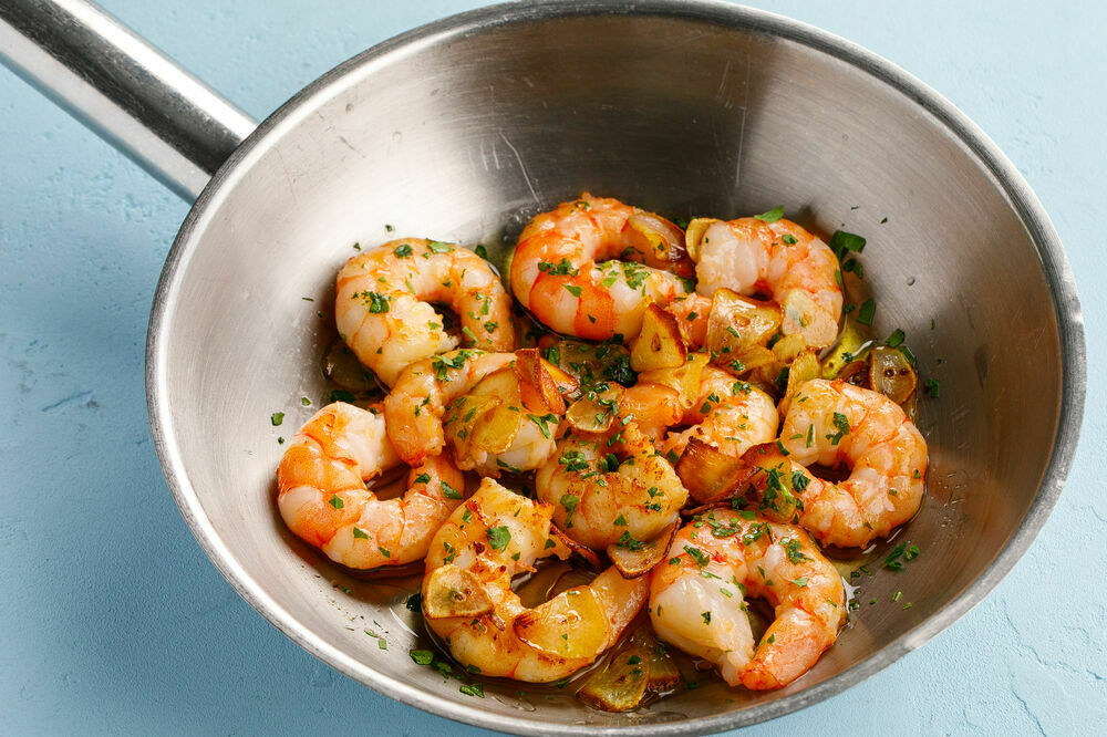 Shrimp fried with garlic