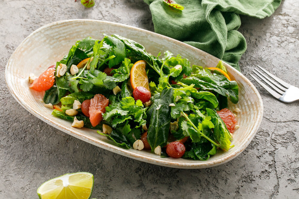 Salad with citrus fruits and cashews