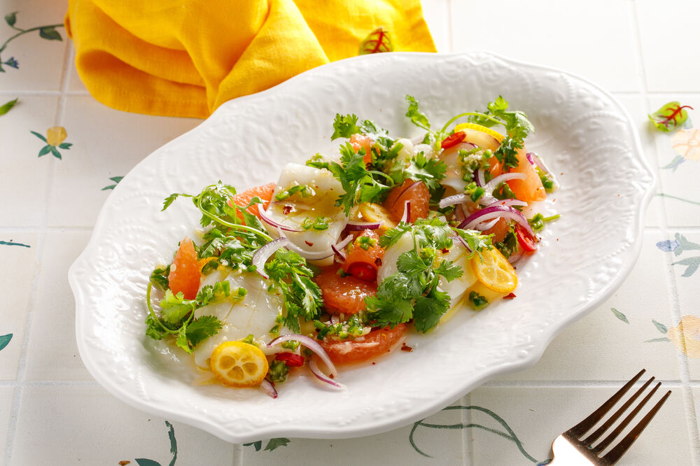 Salad with squid and grapefruit