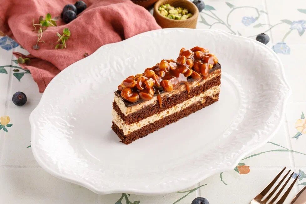 Шоколадный торт с арахисом и карамелью