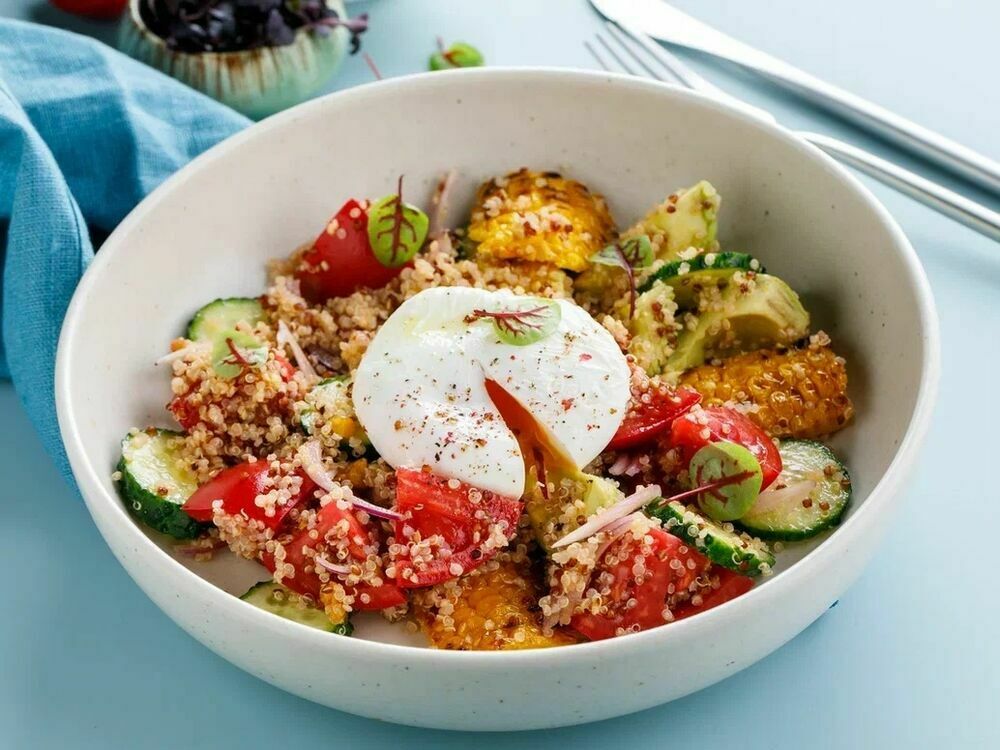 Salad with quinoa and poached egg