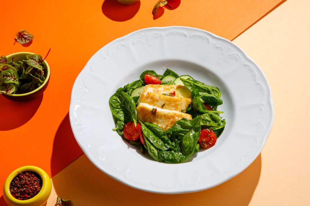 Salad with spinach and Haloumi cheese