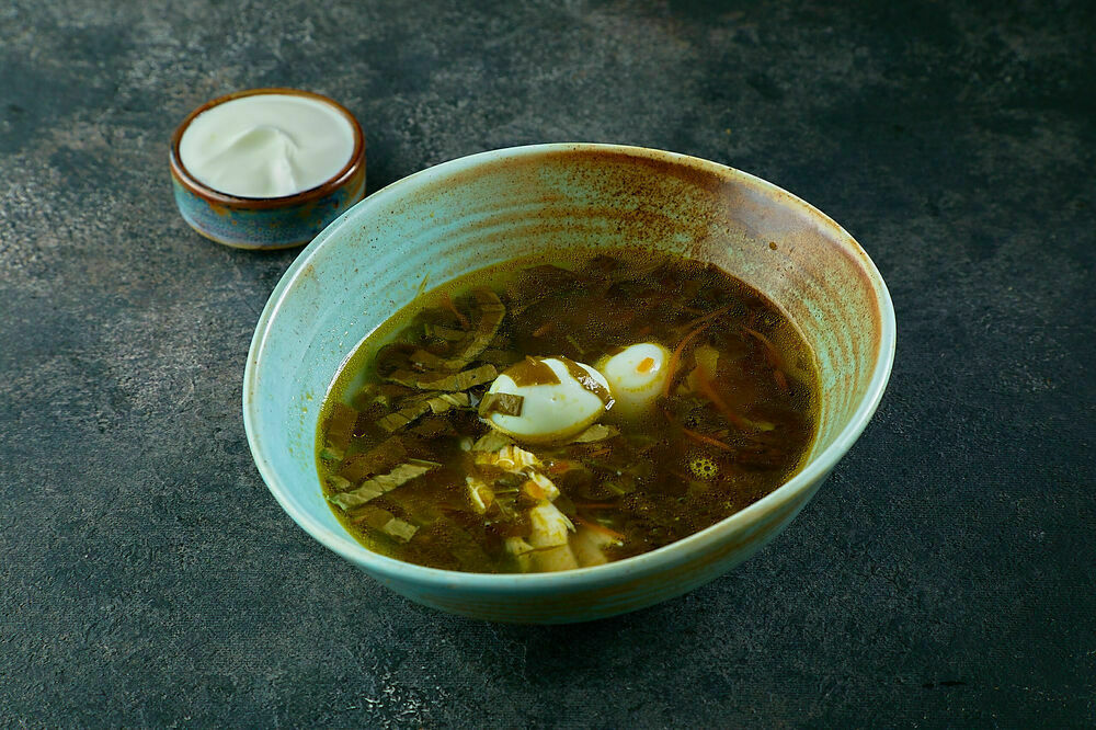 Sorrel soup with sour cream