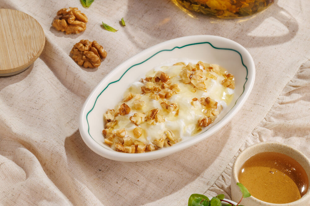 Мацони с мёдом и грецкими орехами