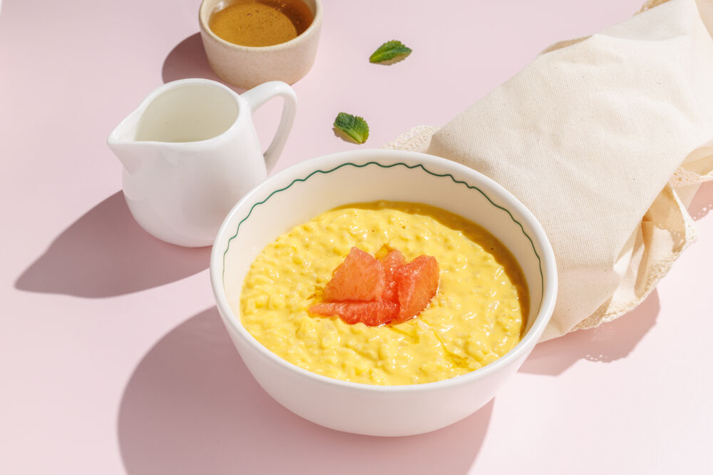 Рисовая каша с манговым соусом и грейпфрутом