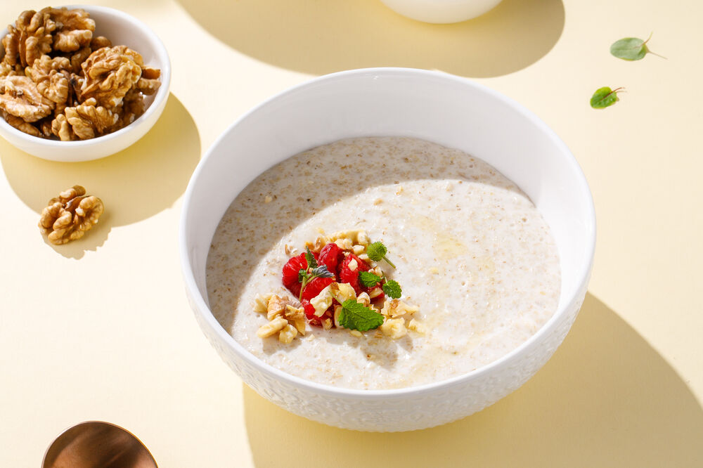 Oatmeal porridge with walnut and berries