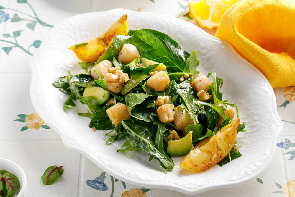 Salad with scallops and fried lemon