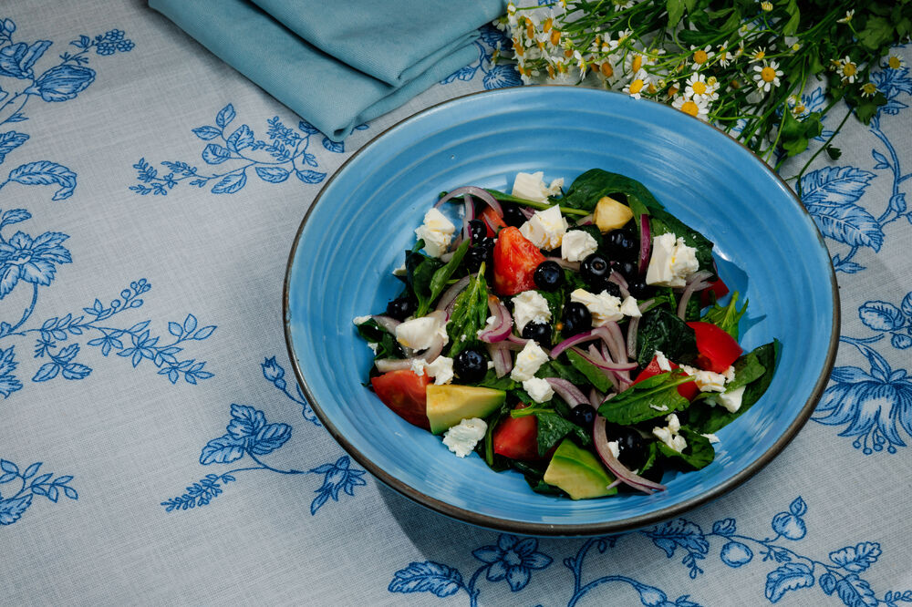 Salad with spinach and blueberries