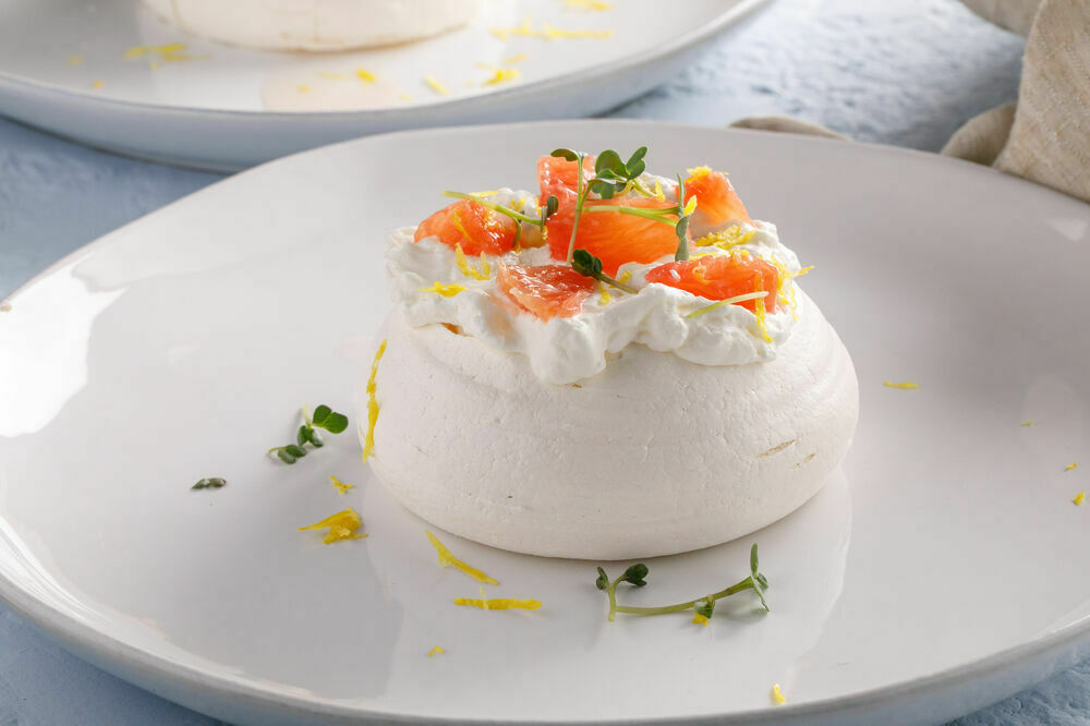 Meringue dessert with grapefruit