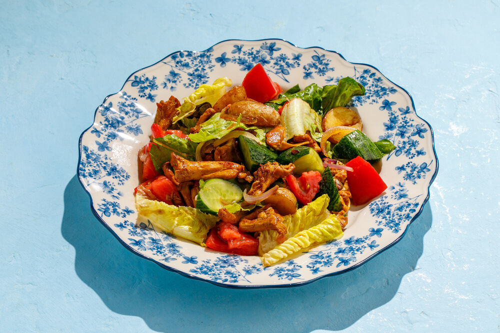 Salad with chanterelles