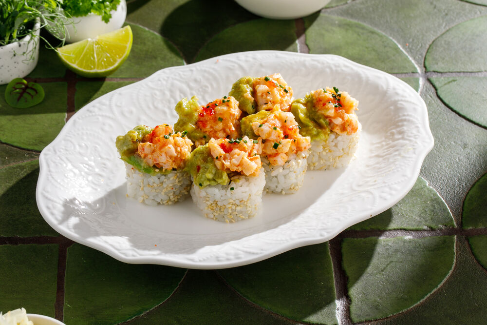  Roll with shrimp and avocado cream