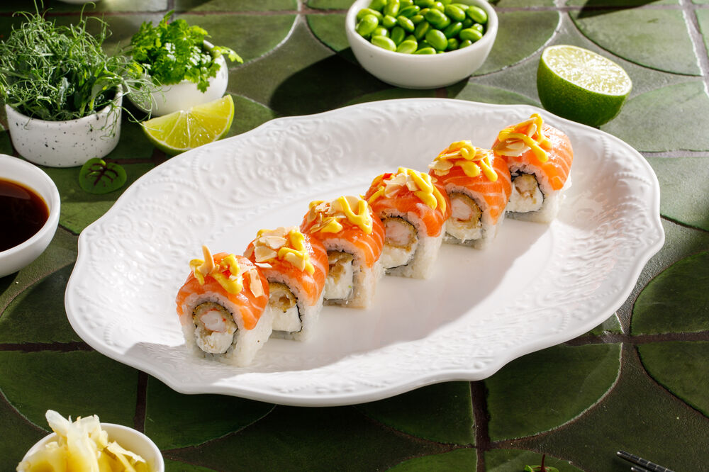  Roll with salmon and shrimp tempura