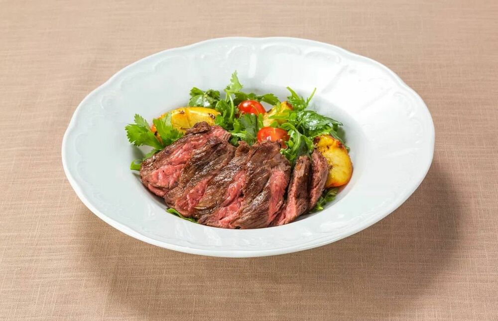 Salad with roast beef and peaches