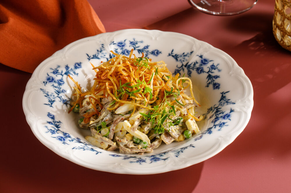 Салат с говяжьим языком и маринованными огурцами 