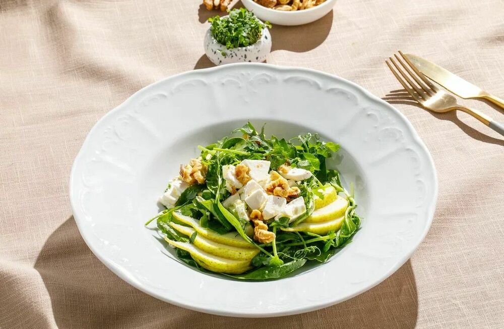 Salad with pear and goat cheese