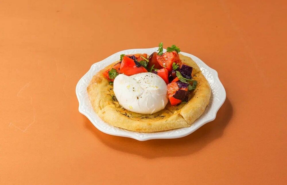  Spicy tortilla with burrata and tomatoes