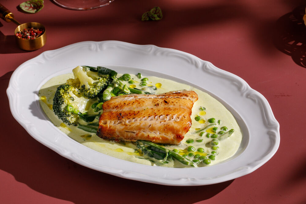 Запеченная черная треска с овощами 