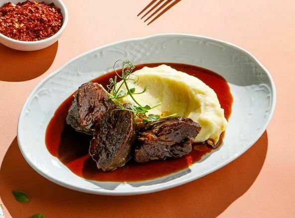 Stewed veal cheeks with mashed potatoes