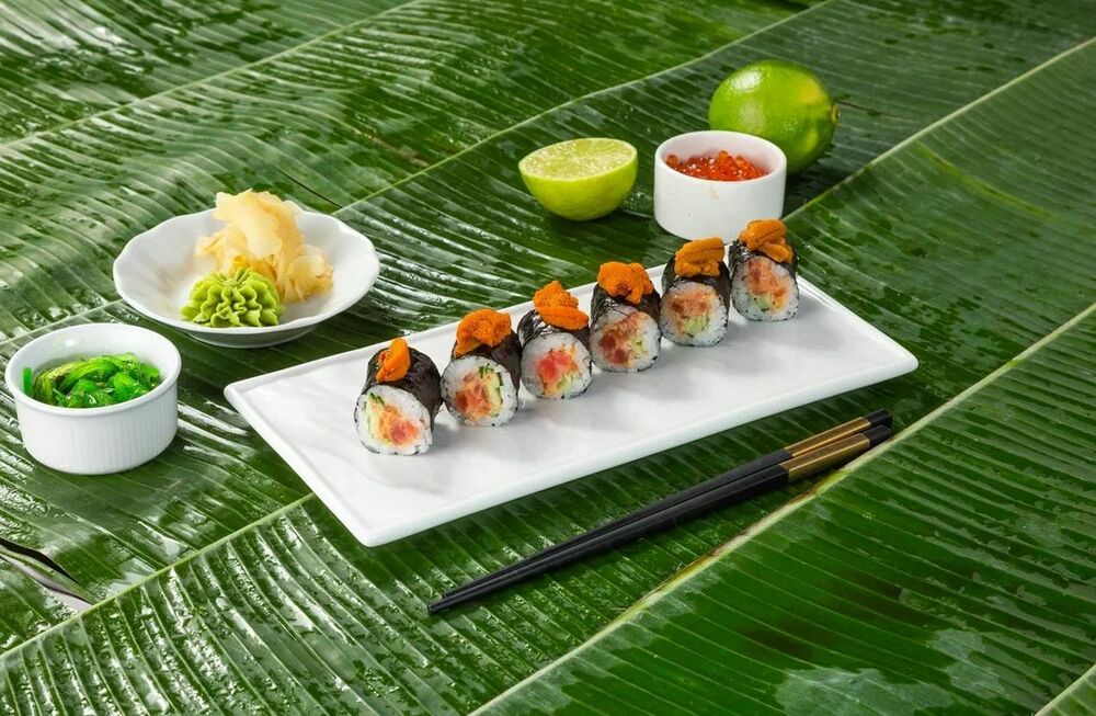 Roll with spicy tuna and sea urchin caviar