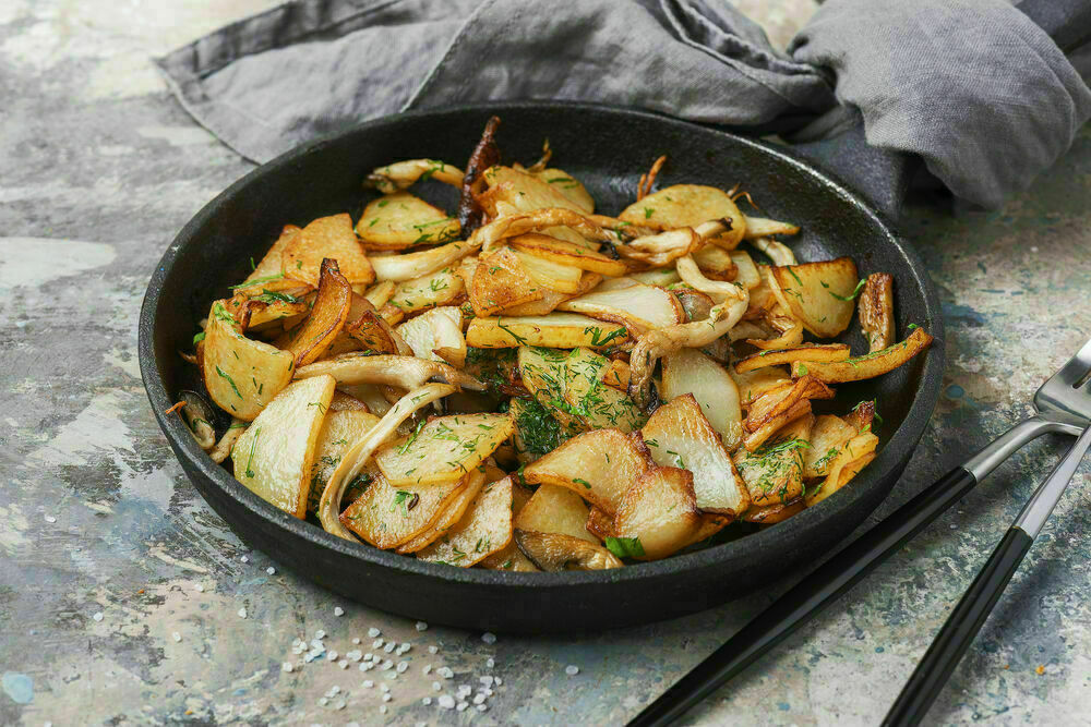 Fried potatoes with chanterelles