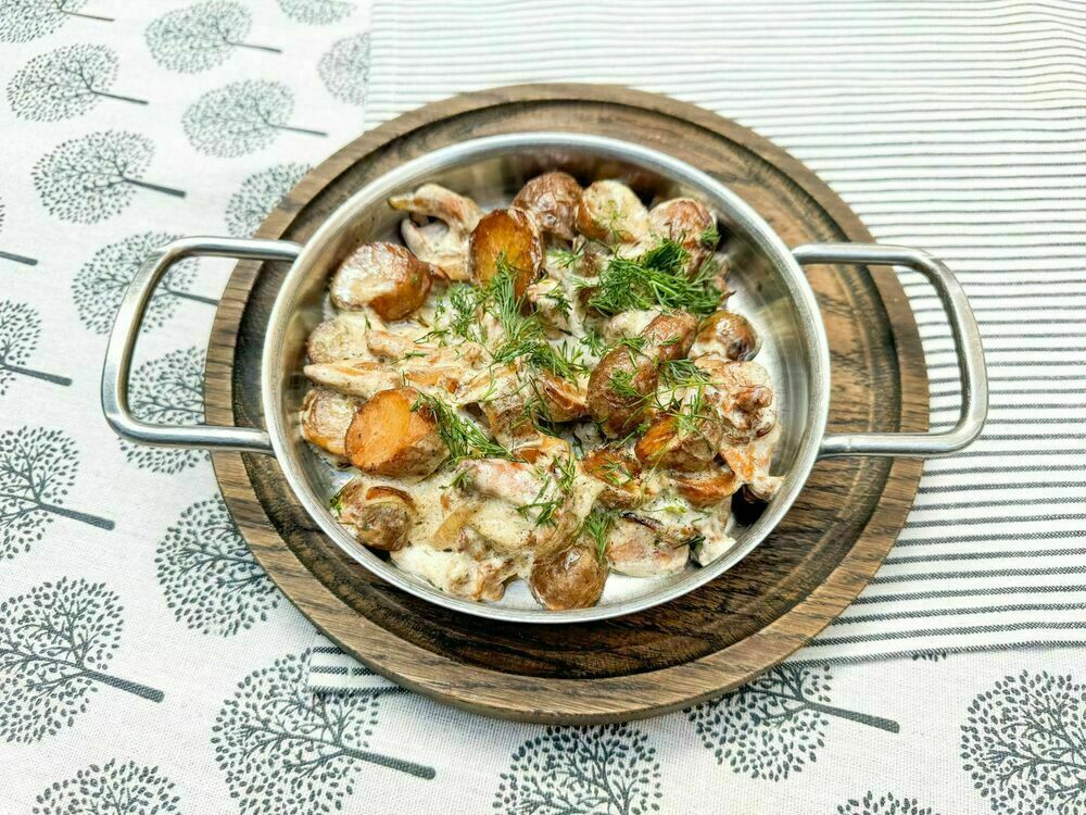 Жаркое с индейкой, лисичками и беби-картофелем