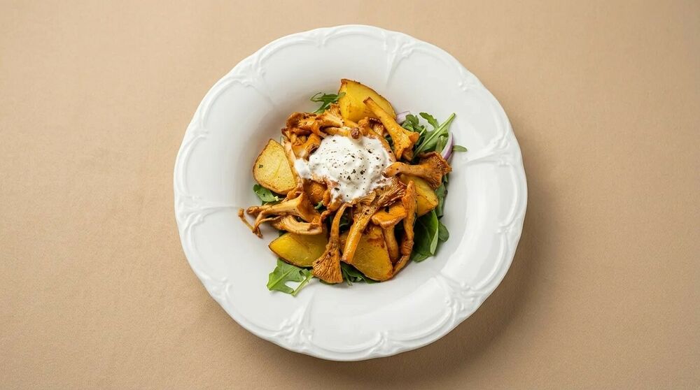 Warm salad with chanterelles, baby potatoes and stracciatella