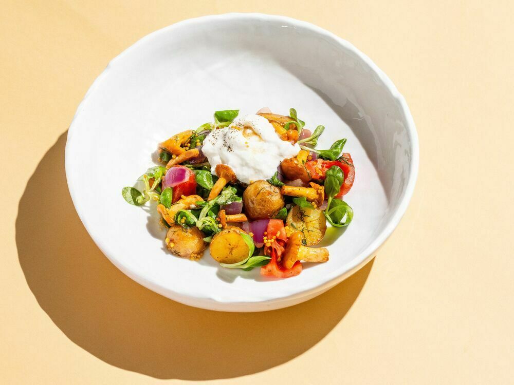 Warm salad with chanterelles, baby potatoes and stracciatella