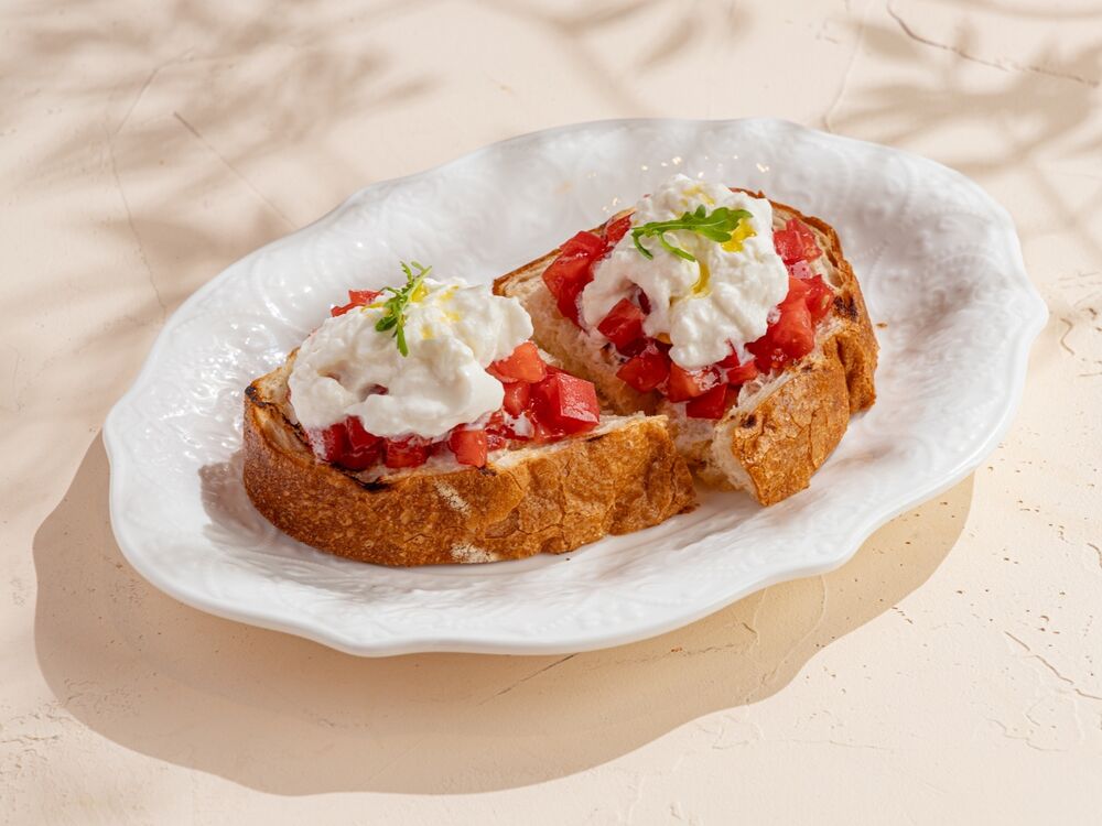 Bruschetta with stracciatella and tomato