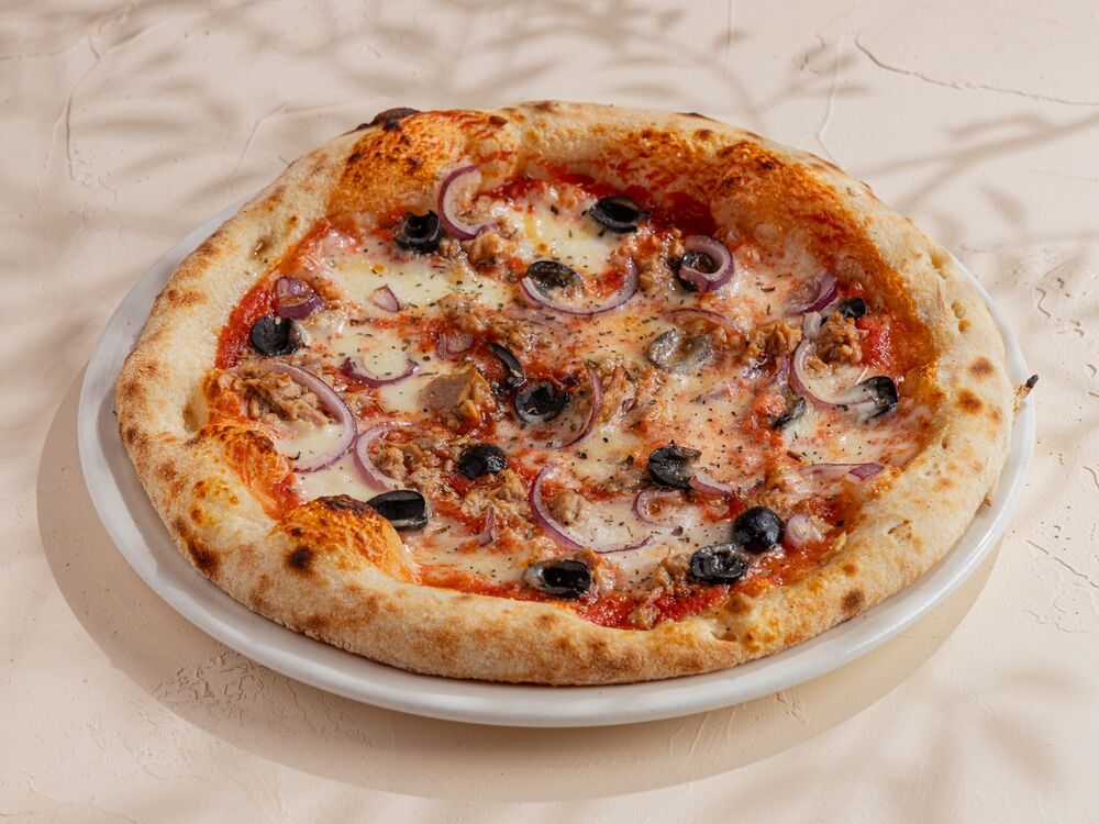 Pizza with tuna and red onion