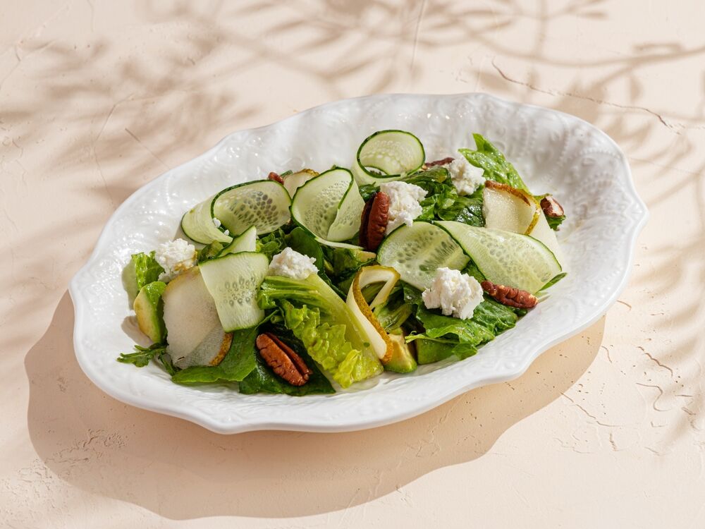 Salad with pear and goat cheese