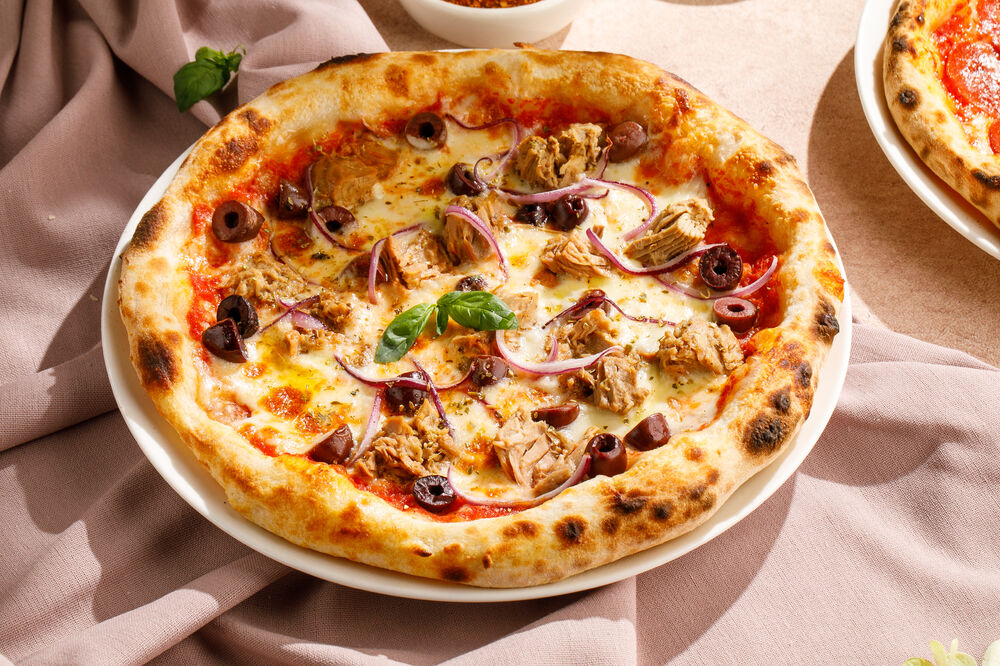 Pizza with tuna and red onion