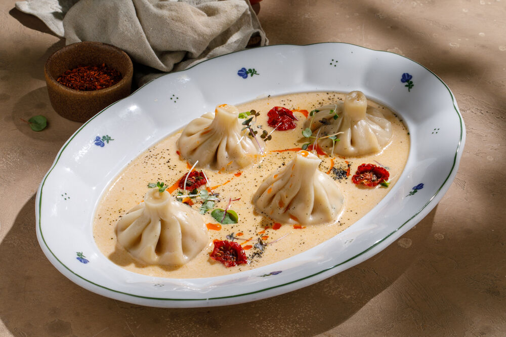 Мини хинкали с креветками и соусом том ям