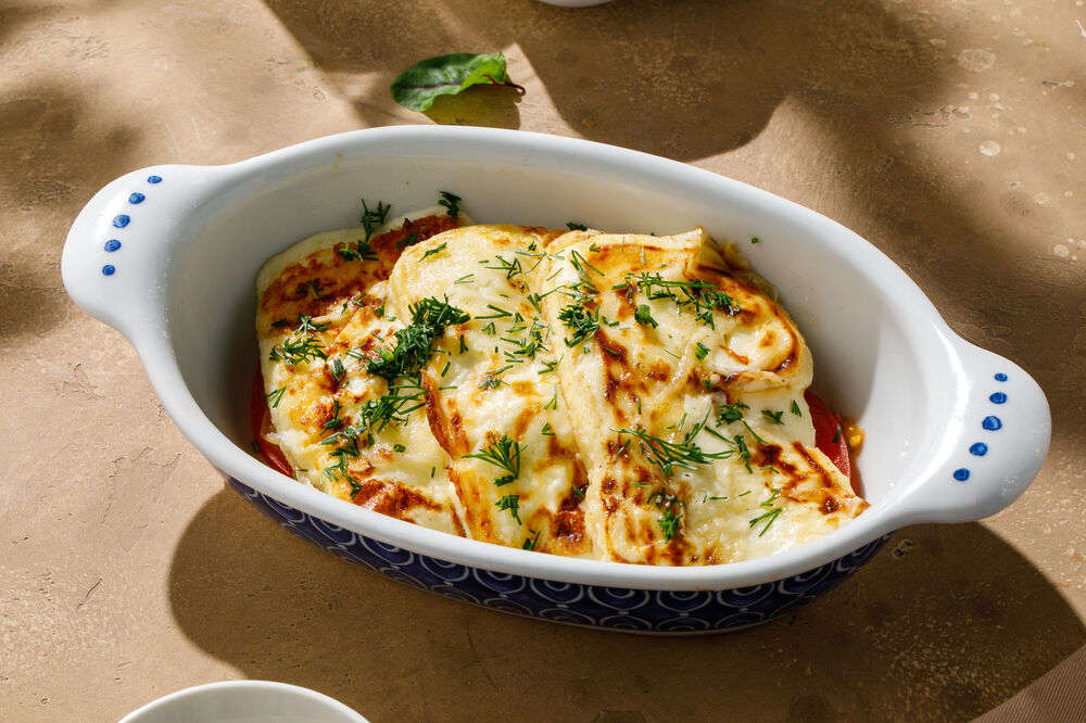 Fried cheese with tomatoes