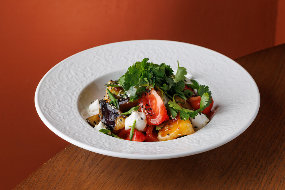 Salad with crispy eggplant and cream cheese