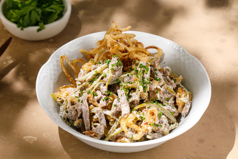 Salad with tongue and crispy onions