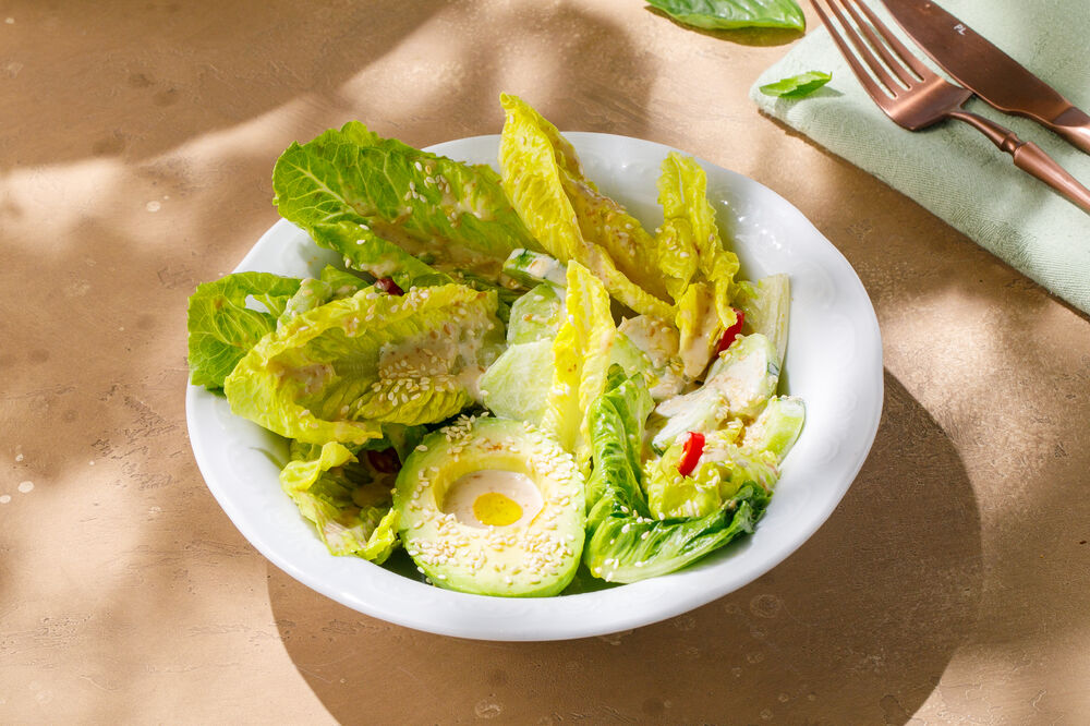 Salad with avocado and nut dressing