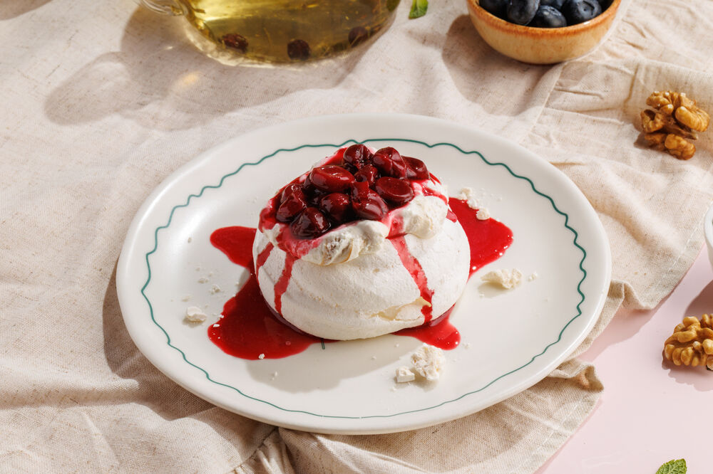 Pavlova dessert