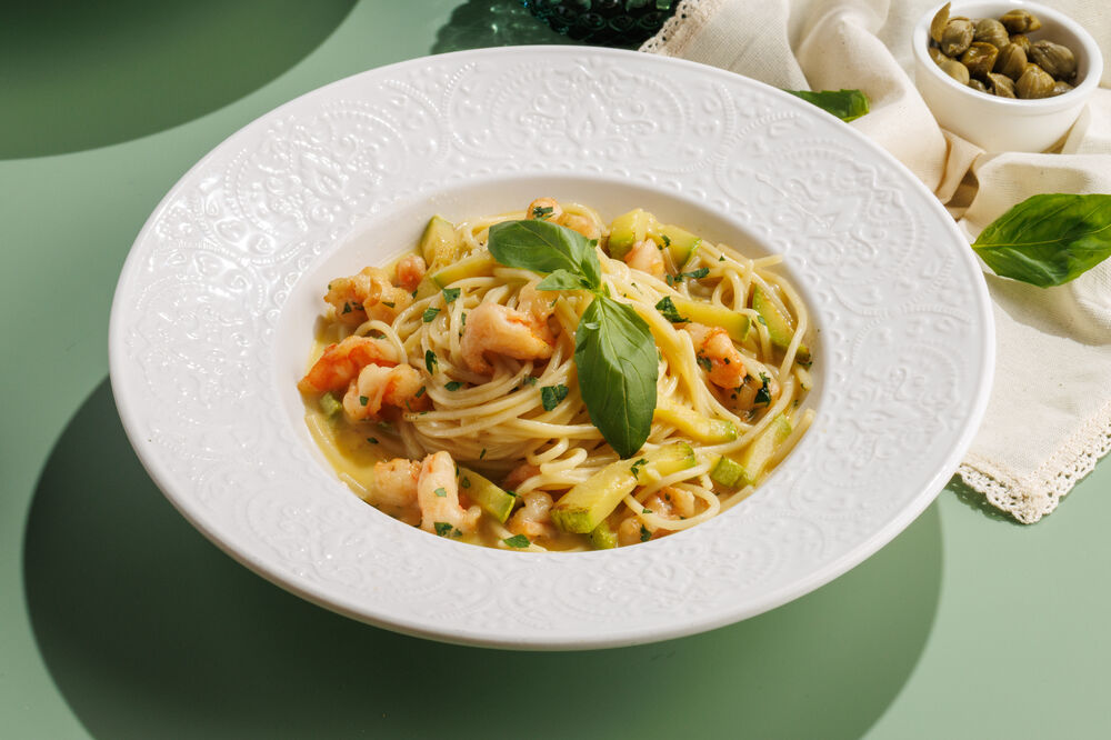 Pasta with zucchini and shrimp