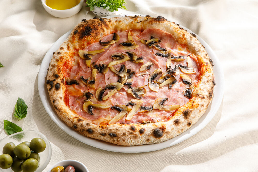 Pizza with ham and mushrooms