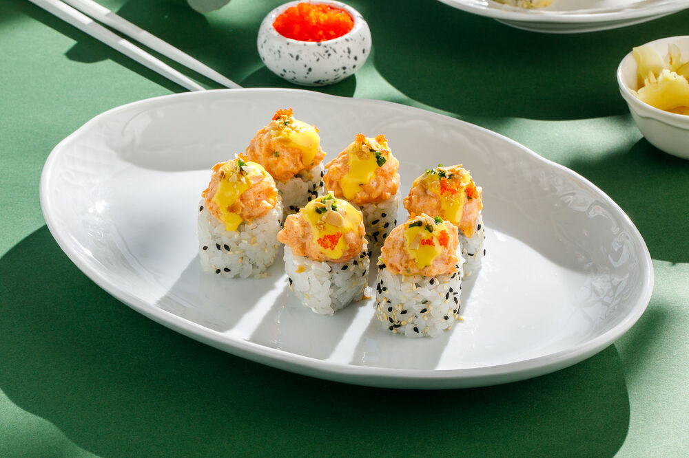 Baked roll with salmon and mango sauce