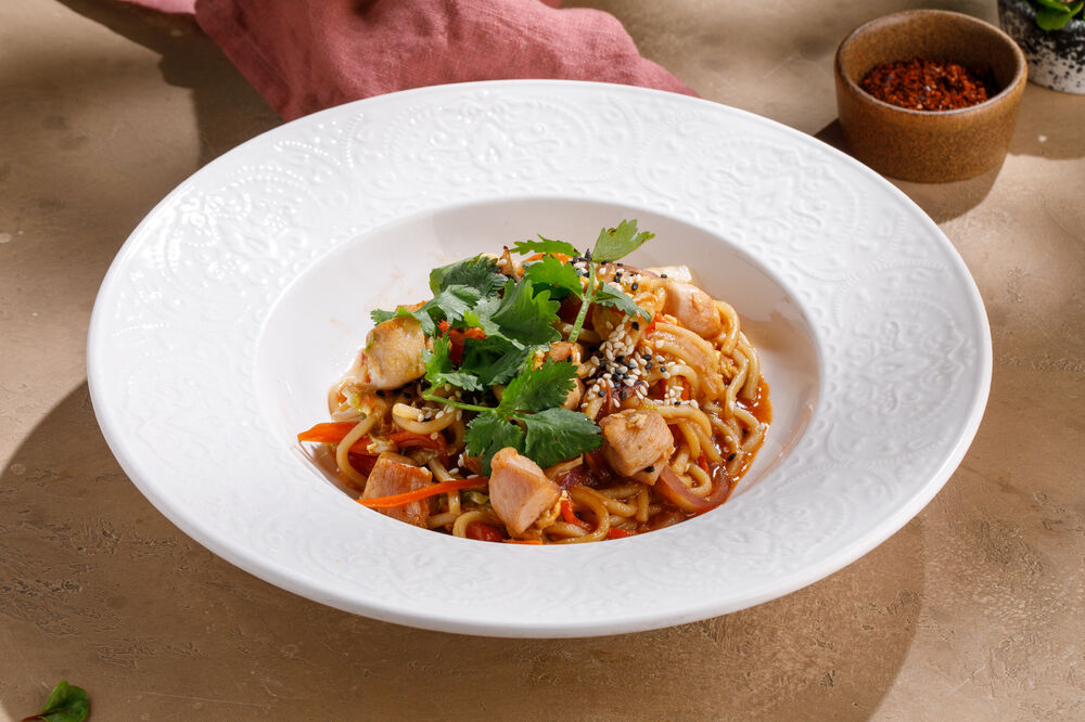 Yellow noodles with chicken