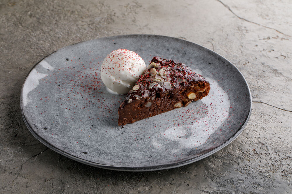 Brownie with almonds and ice cream