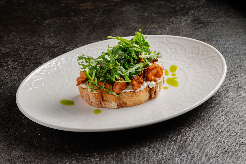 Bruschetta with chanterelles