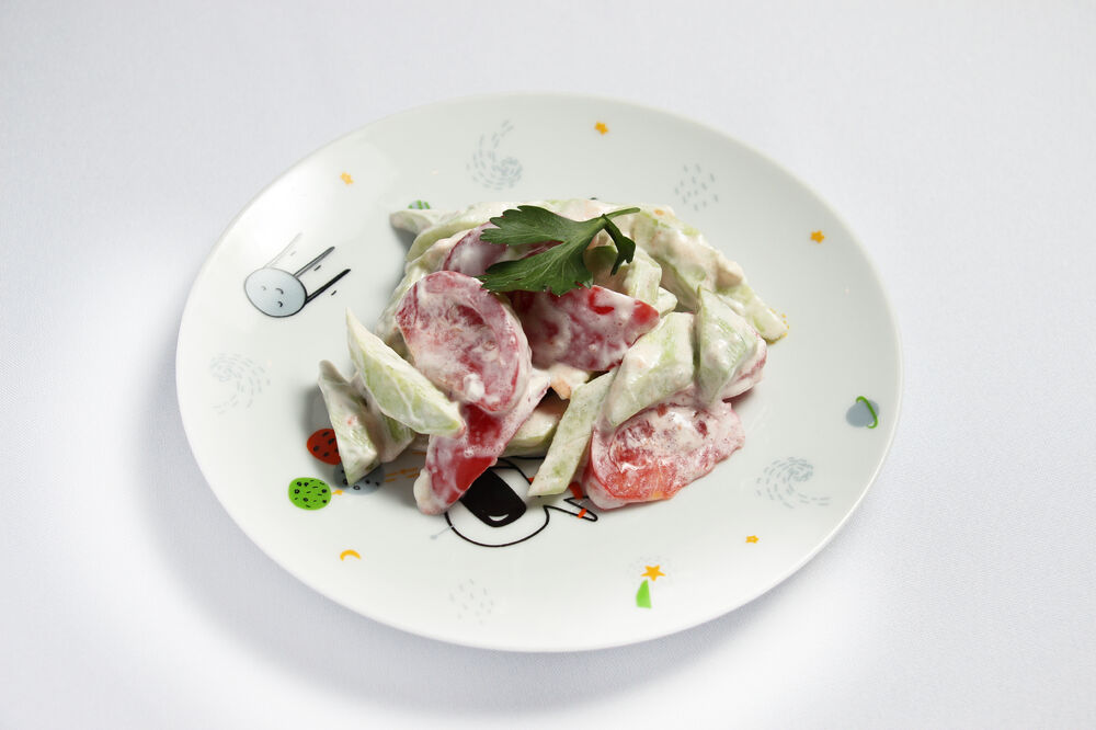 Vegetable salad with sour cream