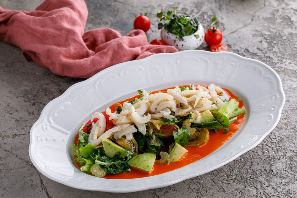  Salad with squid and lecho sauce