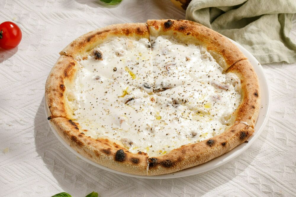 Pizza with ricotta and black truffle