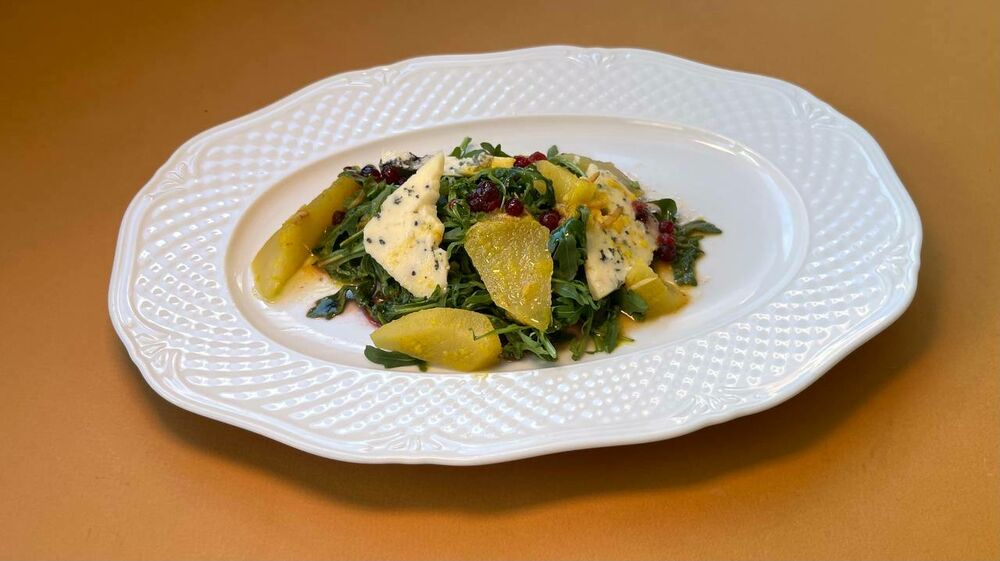 Salad with baked pear and gorgonzola